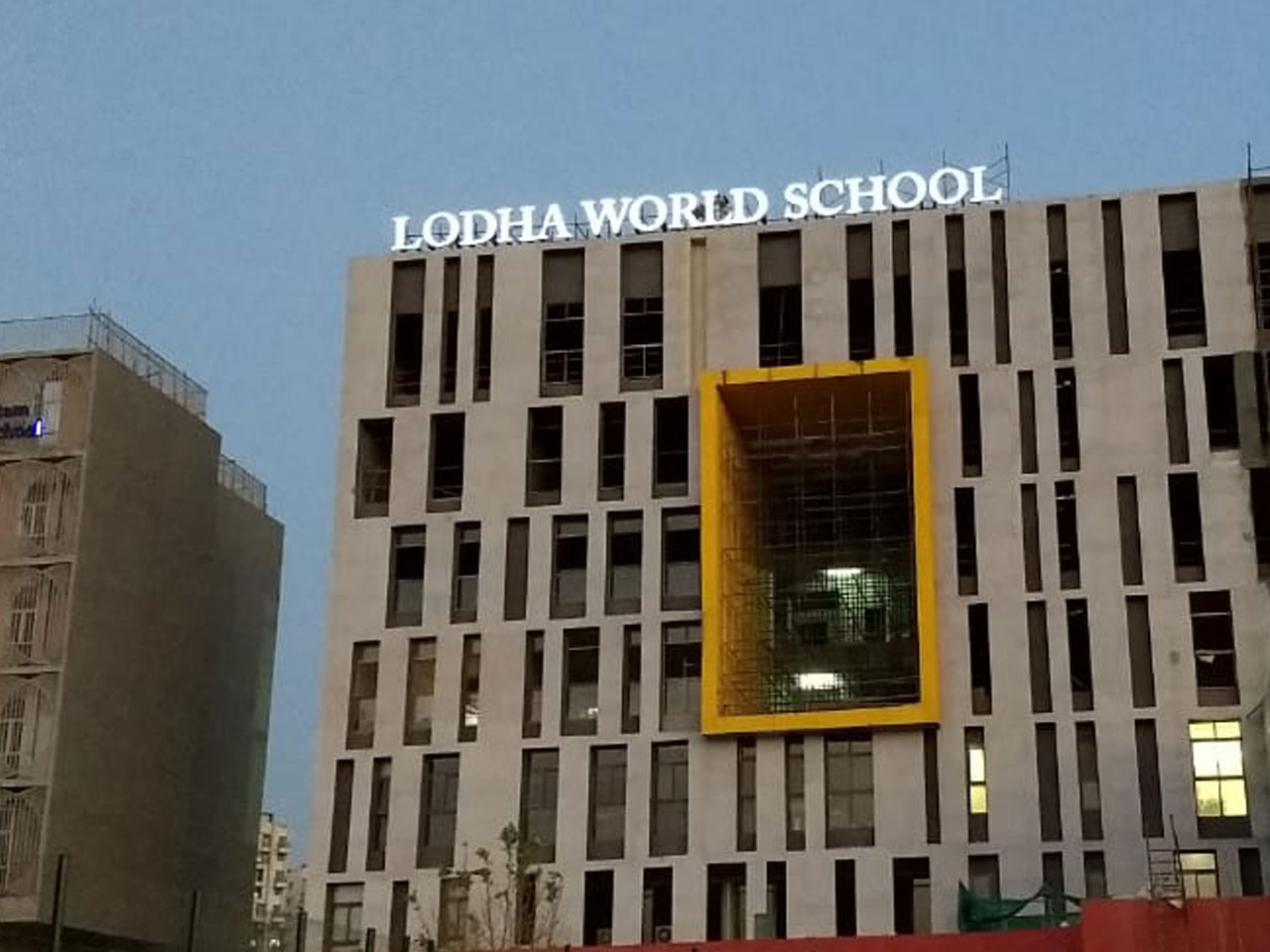 SKY-BUILDING-LIT-SIGNAGE-LODHA-WORLD-SCHOOL