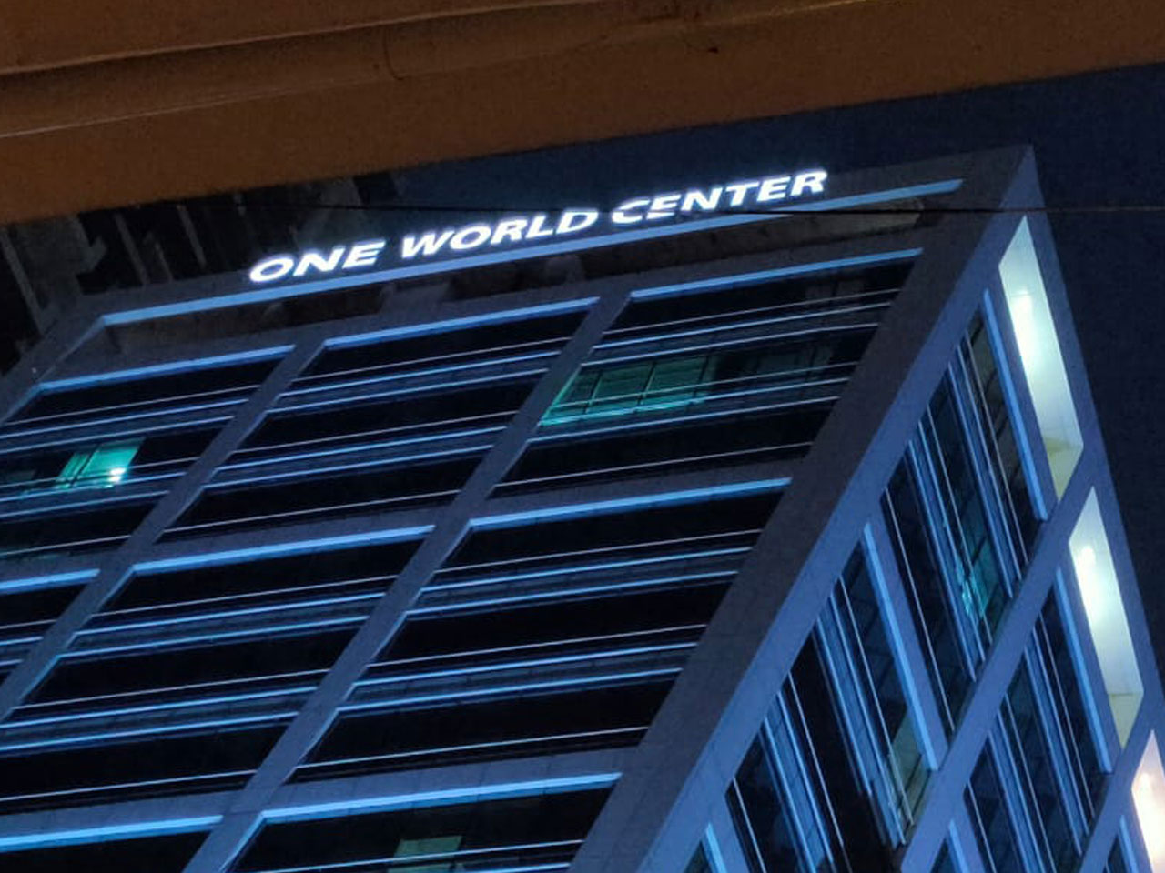 SKY-SIGNAGE-ONE-WORLD-CENTER